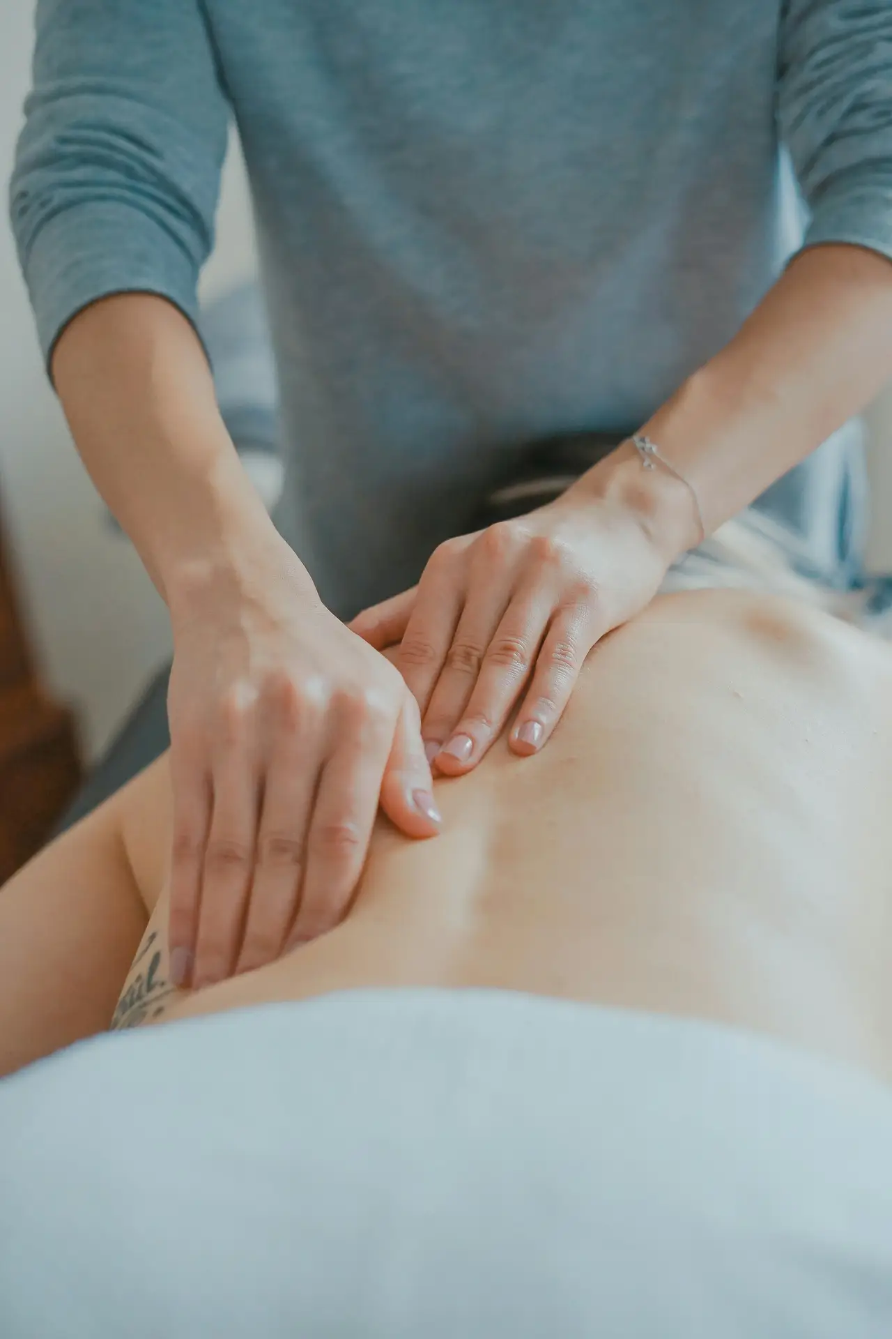 Mains posées sur un dos pendant un massage