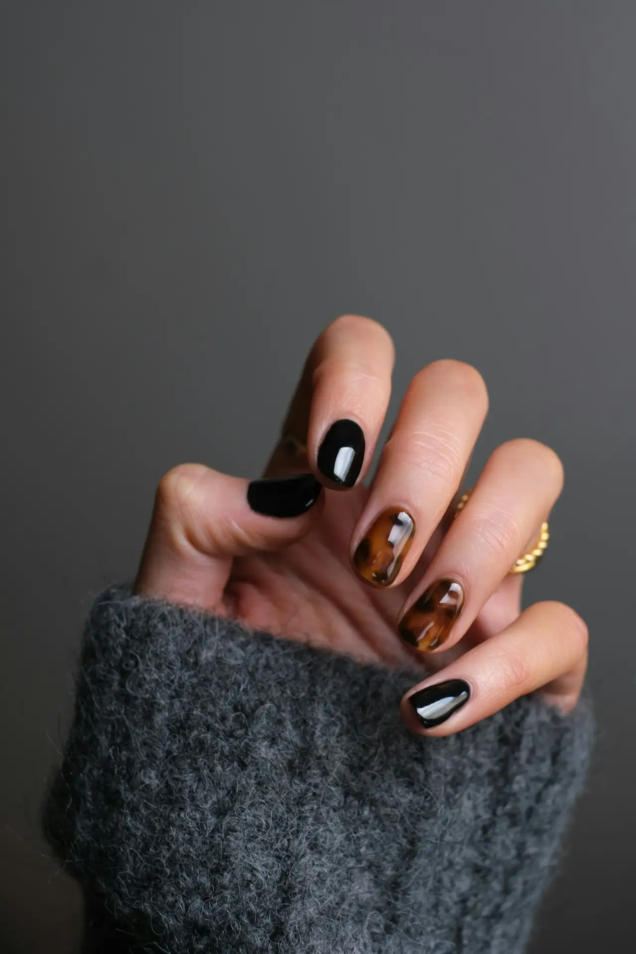 Mains aux ongles vernis